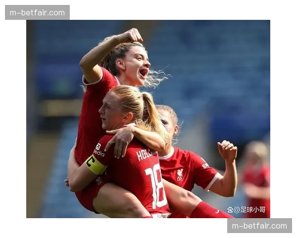 特写：利物浦球迷组织在安菲尔德外举行活动，声援球队争夺欧战资格