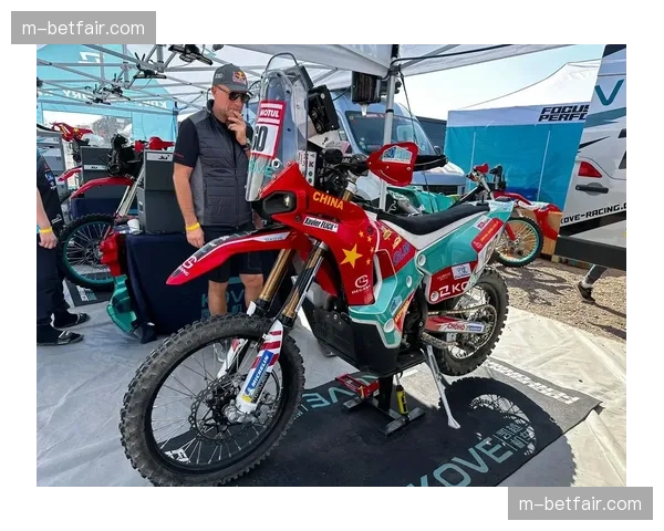 达喀尔拉力赛颁奖台：65岁老将彼得汉塞尔与25岁新星相拥，两代车王的交接