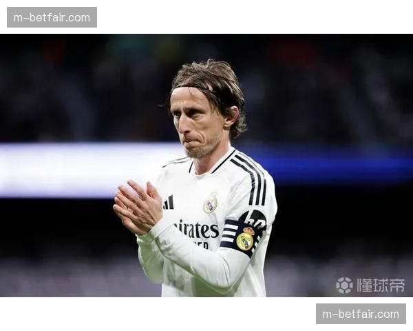 特写：39岁的莫德里奇在训练课后独自加练任意球