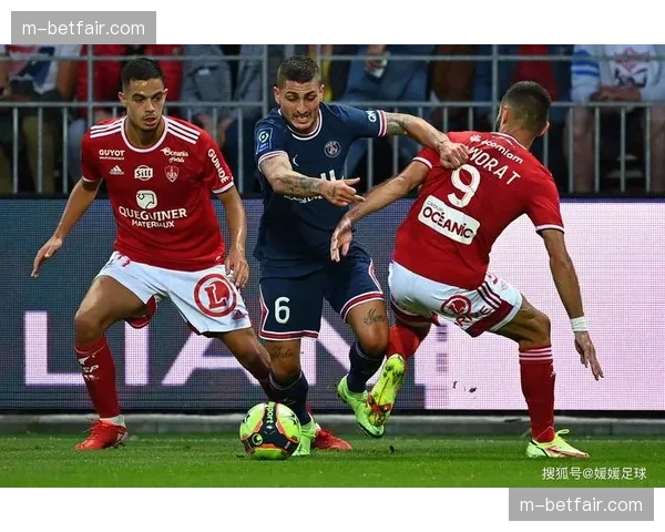 洛里昂1-1战平克莱蒙，双方各一人被罚下